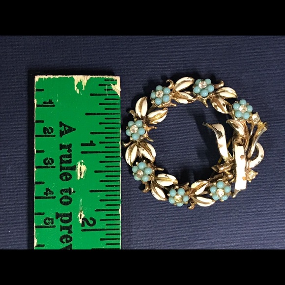 Vintage Coro Signed Wreath Brooch - Picture 3 of 7